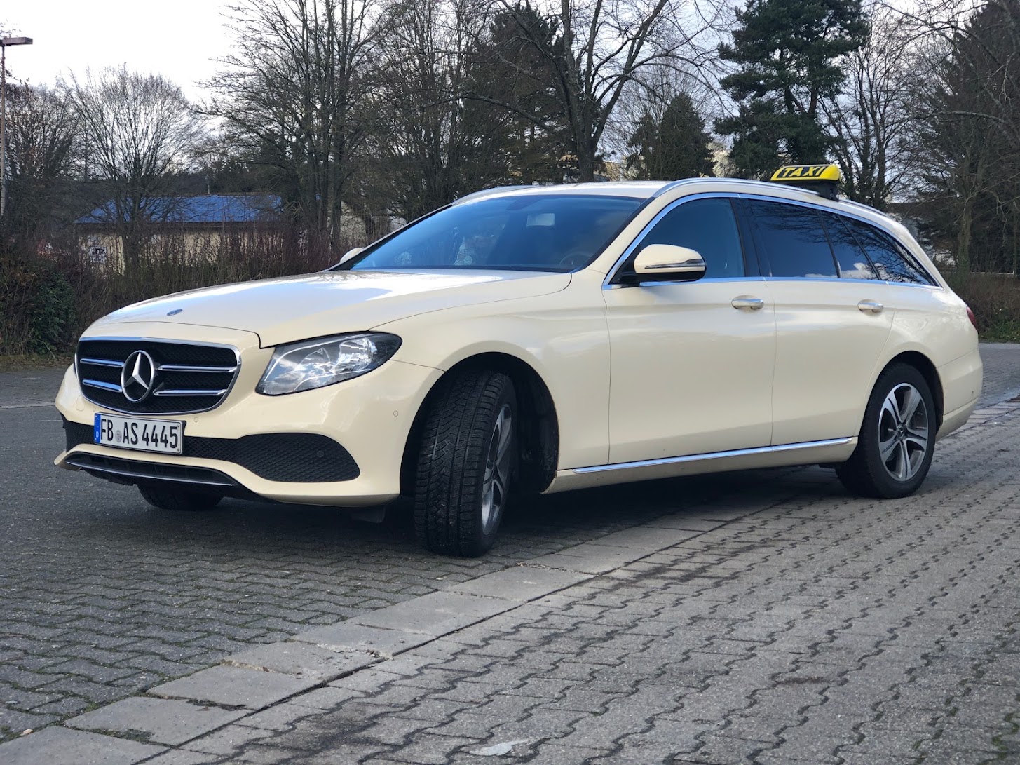 Mercedes E-Klasse von Taxi Bad Nauheim 24 für Krankenfahrten