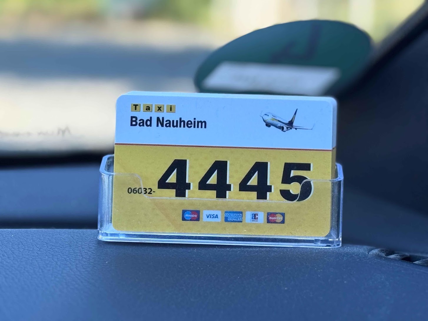 Taxi-Karte mit der Rufnummer 06032 4445 im Fahrzeug von Taxi Bad Nauheim 24